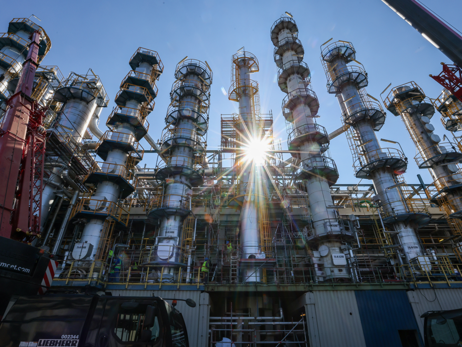 Chemie mit Rekord bei Forschung Sachsen-Anhalt, Leuna: Die Sonne scheint hinter einer 26 Meter hohen Kolonne zur Phenolherstellung bei einem Unternehmen.