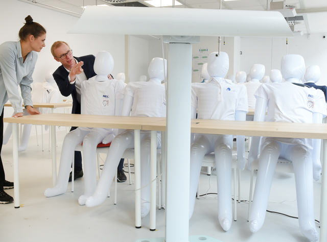 Keime mit UV-Strahlung verringern In einem vermeintlichen Klassenzimmer mit 30 aufblasbaren Puppen statt Oberschülern in einem Gebäude von Neontechnik Elektroanlagen GmbH (NEL)informieren sich Lara Möller, Ingenieurin für Energie und Gebäudetechnik und Stephan Schönfelder von der Hochschule für Technik, Wirtschaft und Kultur (HTWK) über das Forschungsprojekt BeCoLe.