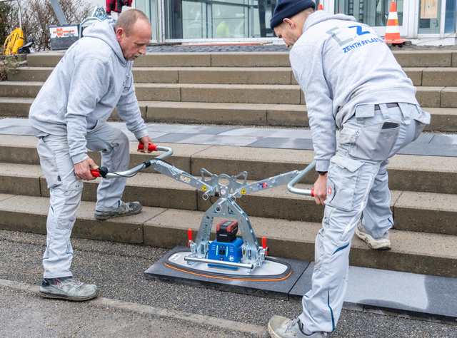 Neues Vakuum-Handverlegegerät für Platten bis 250 kg von Probst