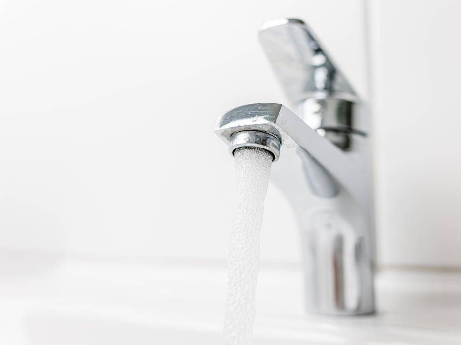 Wasser läuft aus einem Wasserhahn.