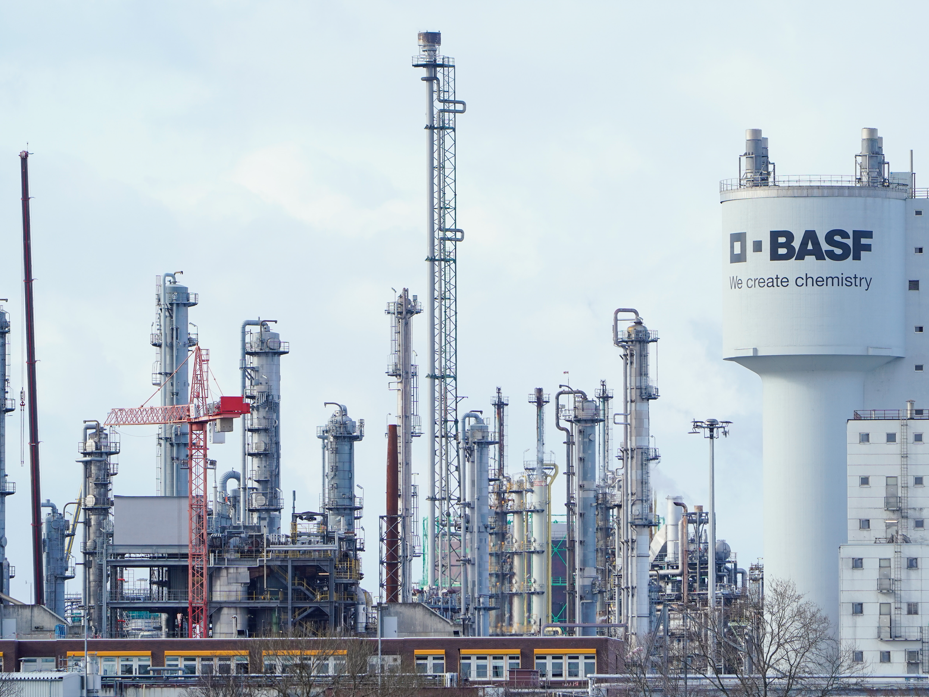 Ludwigshafen: Der Schriftzug „BASF“ ist auf einer Industrieanlage auf dem Werksgelände des Chemiekonzerns BASF angebracht. (Symbolfoto)