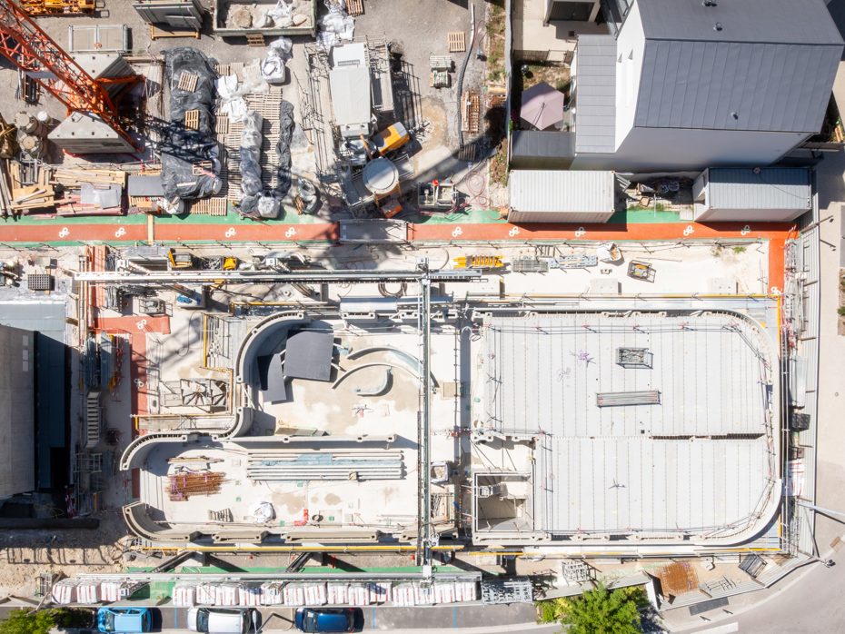 Blick von oben auf die Baustelle mit den 3D-Betondruckern