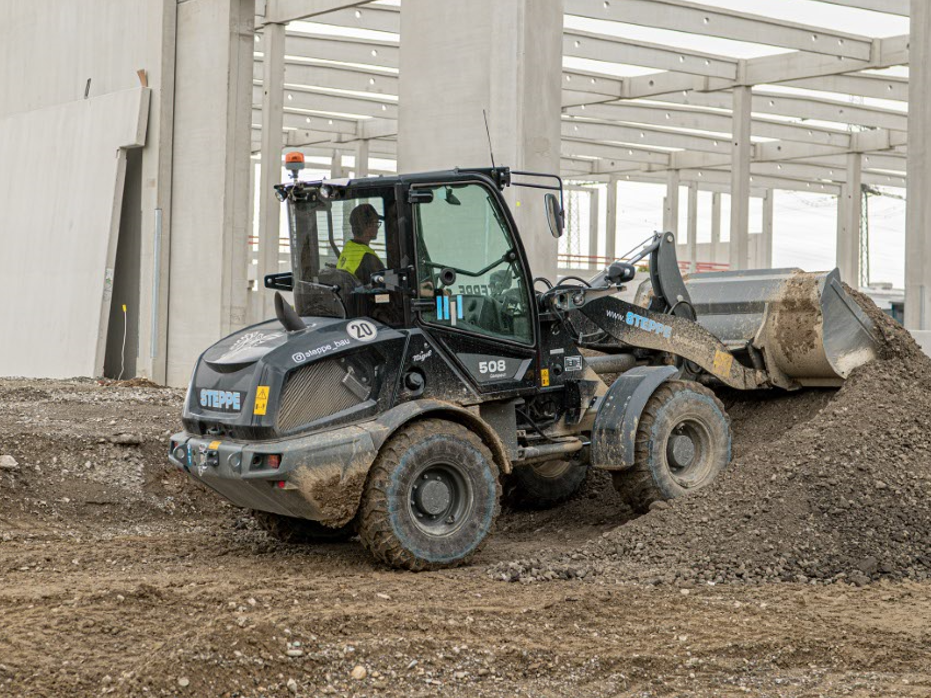 Der Radlader L 508 Compact ist besonders vielseitig und eignet sich ideal für das Arbeiten auf engem Raum.