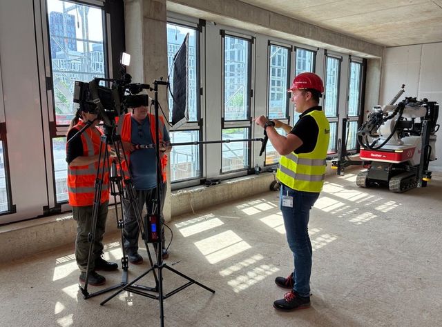 Im TV-Rampenlicht: fischer Baubot bohrt 16.000 Löcher auf Großbaustelle