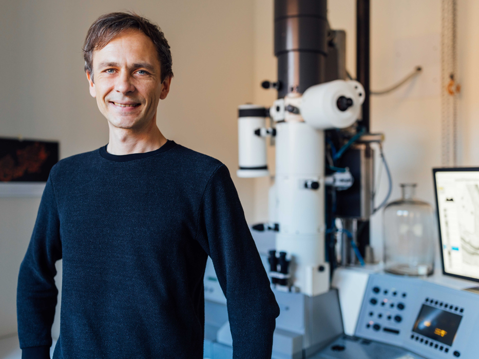 Das Bild zwiegt Robert Fledrich, Neurowissenschaftler und Professor am Institut für Anatomie der Medizinischen Fakultät der Universität Leipzig