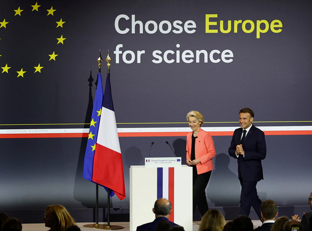 Forschungsstandort Europa stärken 500-Millionen-Euro-Paket zur Förderung internationaler Spitzenforschung Der französische Präsident Emmanuel Macron und die Präsidentin der Europäischen Kommission Ursula von der Leyen nehmen an der Veranstaltung "Choose Europe for Science" teil, die Forscher und Wissenschaftler aus der ganzen Welt ermutigen soll, in Europa zu praktizieren.