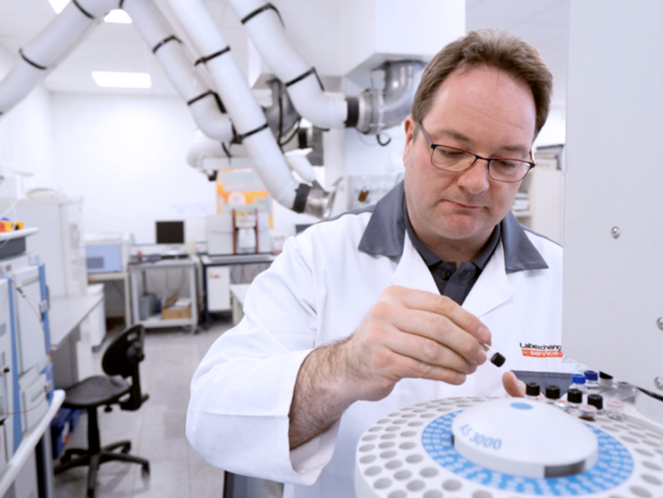 Technische Überprüfung der Geräte im Labor Technische Überprüfung einer Zentrifuge im Labor