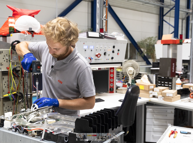 Frequenzumrichter-Training und Antriebstechnik-Kurse bei der ABB Motion University Mannheim Teilnehmer in den Präsenzkursen der ABB Motion University in Mannheim