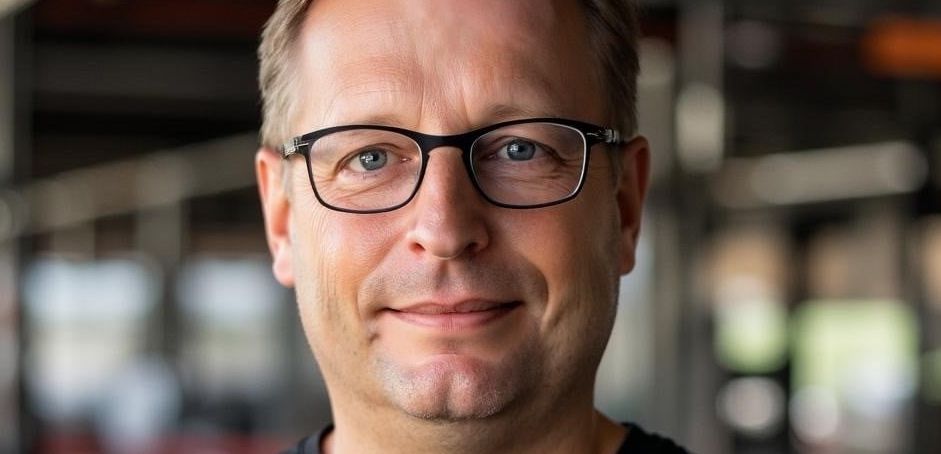 Bau- und Immobilienfachmann Klaus-Peter Stöppler Bau- und Immobilienfachmann Klaus-Peter Stöppler blickt im schwarzen T-Shirt freundlich in die Kamera