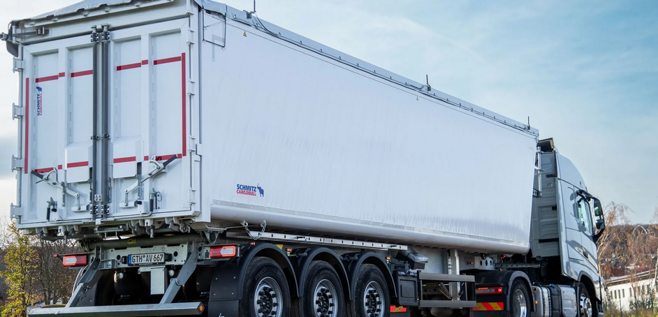Die Aluminiumkasten-Mulde des Schmitz Cargobull Sattelkippers S.KI AK wurde umfassend weiterentwickelt. Das Ergebnis: eine höhere Robustheit, längere Lebensdauer und einfache Wartung – bei gleichbleibender Flexibilität durch das bewährte Baukastensystem. Die Aluminiumkasten-Mulde des Schmitz Cargobull Sattelkippers S.KI AK wurde umfassend weiterentwickelt. Das Ergebnis: eine höhere Robustheit, längere Lebensdauer und einfache Wartung – bei gleichbleibender Flexibilität durch das bewährte Baukastensystem.