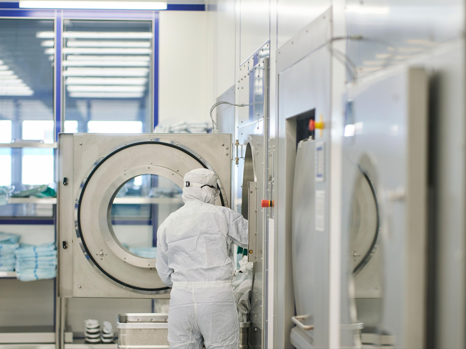 Aufbereitung von Reinraumtextilien für hochsensible Labor-Bereiche in der Wäscherei Bardusch Aufbereitung von Reinraumtextilien für hochsensible Labor-Bereiche in der Wäscherei Bardusch
