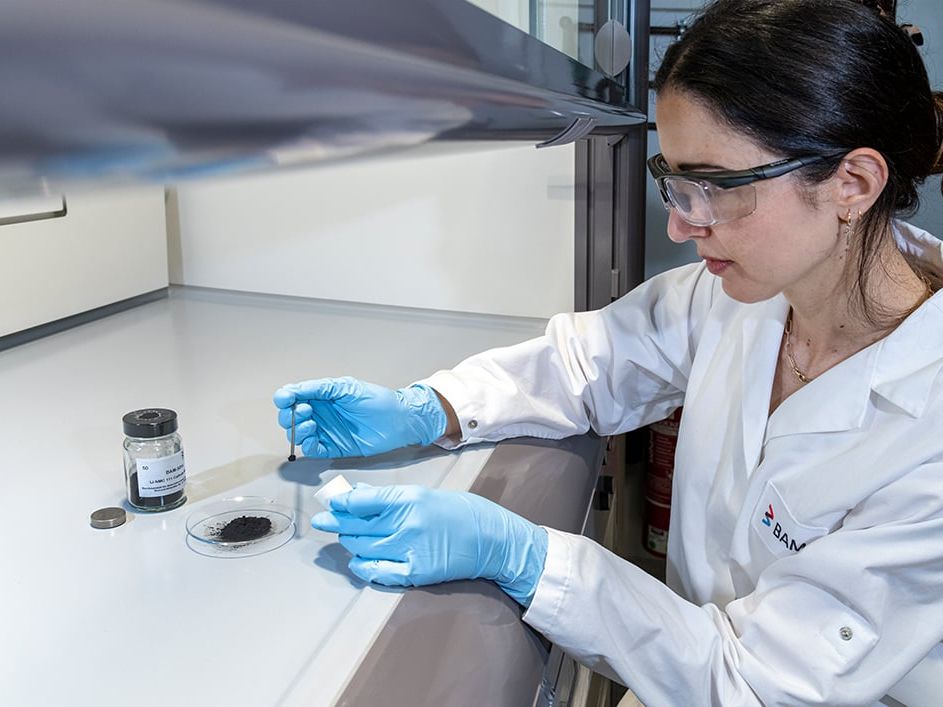 Qualitätssicherung und Weiterentwicklung: Referenzmaterial für Kathodenmaterial des Nickel-Mangan-Cobalt-Typs Qualitätssicherung und Weiterentwicklung: Referenzmaterial für Kathodenmaterial des Nickel-Mangan-Cobalt-Typs