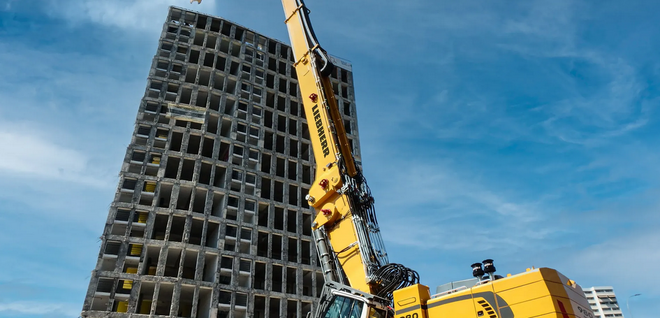 Der Raupenbagger R 980 Demolition ist das größte Abbruchbagger-Modell des Baumaschinen- und Anbaugerätehersteller Liebherr. Der Raupenbagger hat ein Einsatzgewicht von 190 Tonnen, ein Gegengewicht von 35 Tonnen und dabei eine Arbeitshöhe von bis zu 60 Metern.