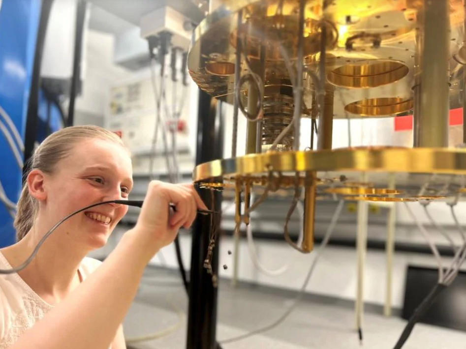 Exotischer Materiezustand: Hinweise auf dreidimensionale Quanten-Spin-Flüssigkeit Diana Kirschbaum im Labor von Prof. Silke Bühler-Paschen an der TU Wien