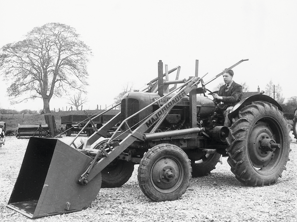Als Joseph Cyril Bamford am 23. Oktober 1945 in einer Garage im englischen Uttoxeter sein Unternehmen gründete, ahnte niemand, dass daraus einer der führenden Hersteller für Baumaschinen, Bagger und Antriebe entstehen würde.