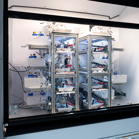 Dank dem Parallelreaktor für die CO₂-Elektrolyse im Empa-Labor «Materials for Energy Conversion» können die Forschenden die Leistung des Katalysators untersuchen.