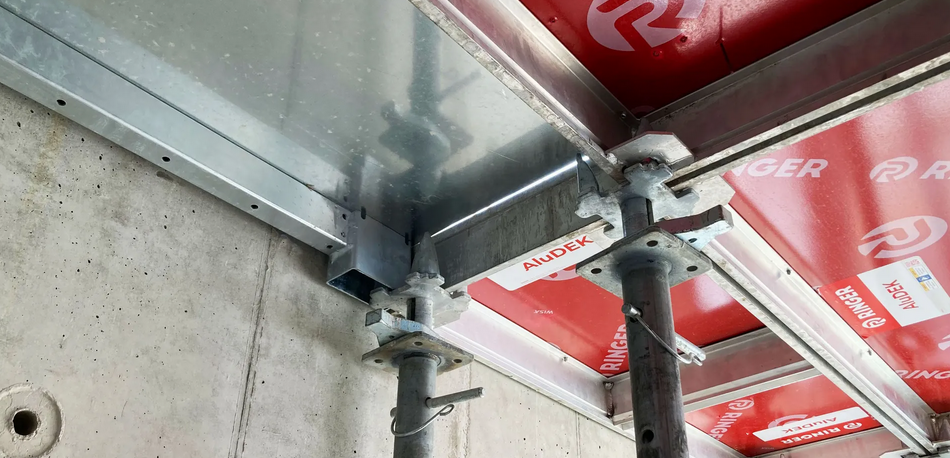 Mit Eazyboard ermöglicht Ringer das schnelle, präzise Schließen von Pass- und Randbereichen bei Deckenschalungen. Das verzinkte Stahlblech-Element wird einfach in den AluDEK-Stützenkopf eingehängt und ermöglicht Ausgleichsflächen bis 45 cm bei Deckenstärken von 35–50 cm – ganz ohne Zuschnitt, Verschnitt oder Werkzeug