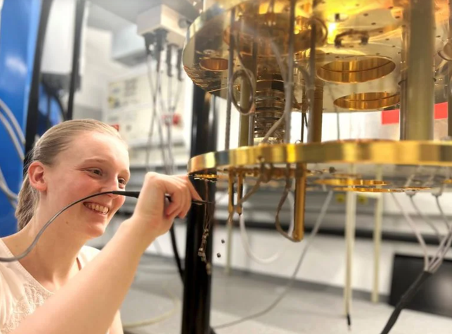 Exotischer Materiezustand: Hinweise auf dreidimensionale Quanten-Spin-Flüssigkeit Diana Kirschbaum im Labor von Prof. Silke Bühler-Paschen an der TU Wien