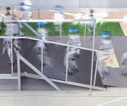 Durch Bewegungen mit verschiedenen Laufwegen auf einer Rampe wird die Fähigkeit humanoider Roboter zur Selbststabilisierung untersucht.
