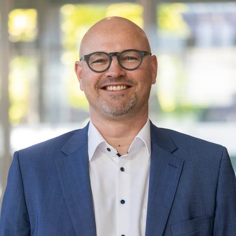 Interview OT-Security: Christian Bücker über Cyberrisiken in Smart Factories Christian Bücker, Geschäftsführer der Bücker IT-Security GmbH, spricht über aktuelle Cyberbedrohungen und wirksame Sicherheitsstrategien für die Industrie.