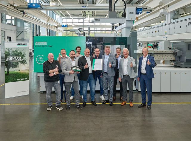 Arburg and HK Cosmetic Packaging celebrate 50 years of cooperation and the 150th Allrounder Tobias Baur (4th from right), Arburg Managing Director Sales and Aftersales, and Christian Abicht (5th from left), Managing Director HK Cosmetic Packaging, with their teams.