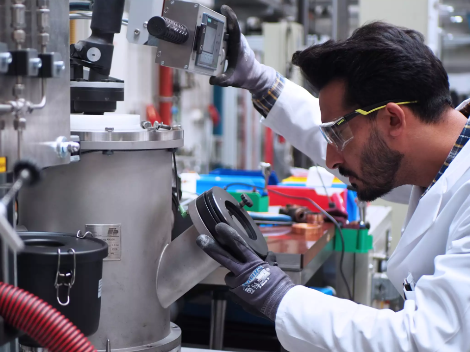 Neues Verfahren ermöglicht CO₂-freie und energieeffiziente Nickelgewinnung aus minderwertigen Erzen Ubaid Manzoor, Doktorand kontrolliert einen Lichtbogenofen, in dem er minderwertige Nickelerze mittels Wasserstoffplasma reduziert.