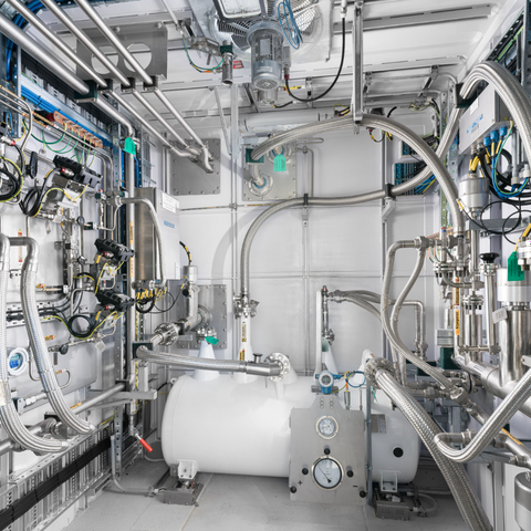 Wasserstoff im Praxistest: KIT eröffnet Forschungsplattform für die Energieversorgung der Zukunft Wasserstoff industriell: Der Verflüssiger kühlt Wasserstoff-Gas auf kryogene Temperaturen (<20 K). Die so gewonnene Flüssigkeit ermöglicht Synergien mit supraleitenden Bauteilen.