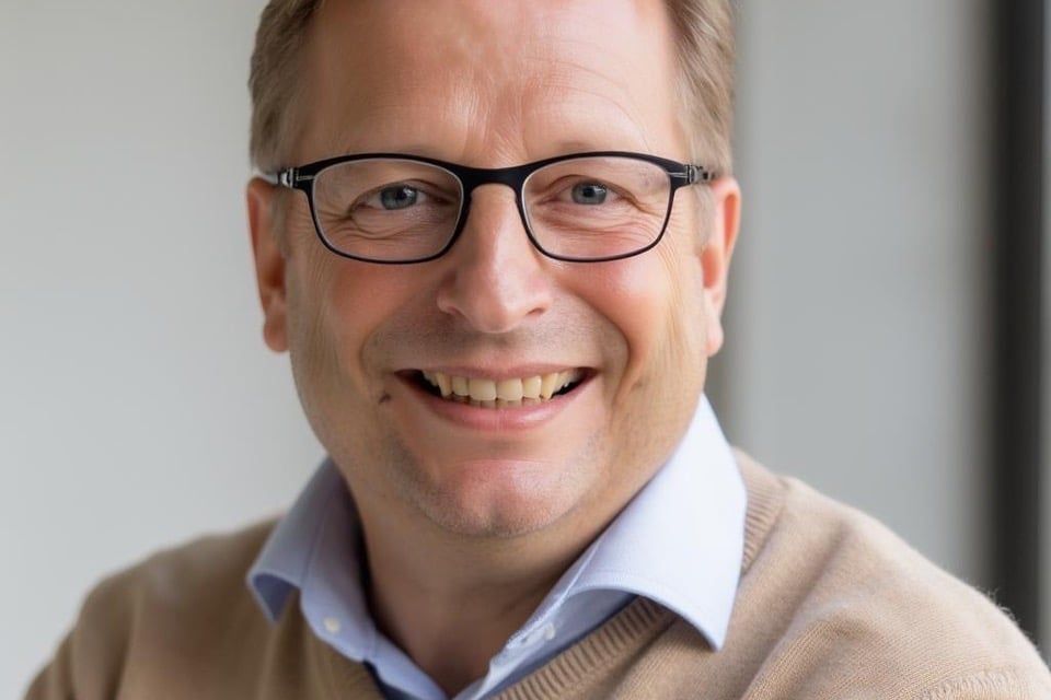 Interim Manager: Bauwirtschaft wird unterschätzt Bau- und Immobilienexperte Klaus-Peter Stöppler lächelt freundlich in die Kamera