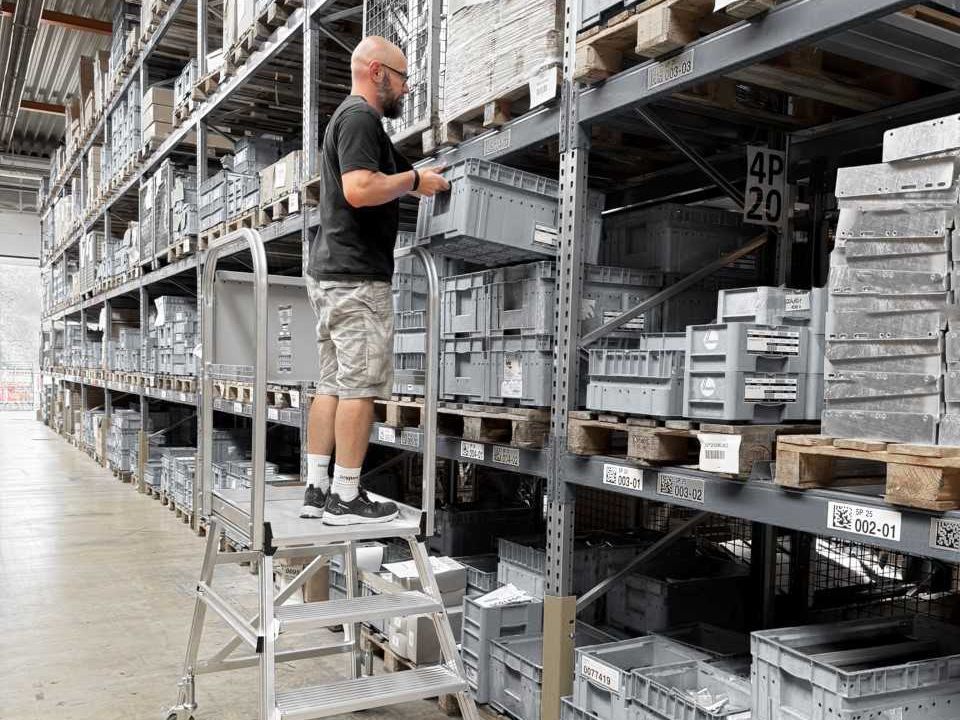 Hymer-Steigtechnik stellt neue fahrbare Podesttreppen mit zertifizierter Rutschsicherheit vor Hymer-Steigtechnik stellt neue fahrbare Podesttreppen mit zertifizierter Rutschsicherheit vor