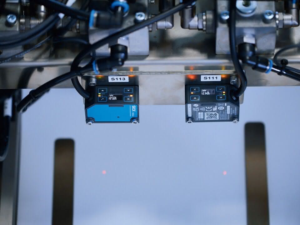 Automatic book production: Laser sensor technology optimizes photo book production Automatic book production: Laser sensor technology optimizes photo book production