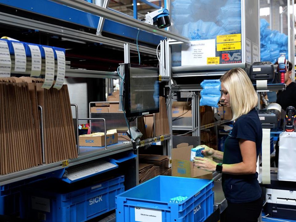 Camera-based code reading system: "Hands-free picking" for more throughput