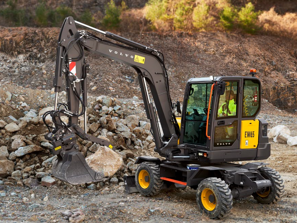 Der Mobilbagger EW65 tritt an die Stelle des bisherigen EW60E und verfügt unter anderem über mehr Hubkraft als zuvor.