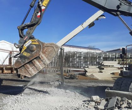 Ein Brecherlöffel BF 70.2 S4 im Einsatz