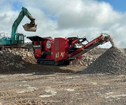 Screencore Hybrid XJ Dual-Power Raupenbackenbrecher: Effiziente Lösung für Abbruch und Recycling Screencore Hybrid XJ Dual-Power Raupenbackenbrecher: Effiziente Lösung für Abbruch und Recycling
