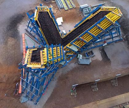 Eine der dreiarmigen Stützen auf der Baustelle in der Ansicht von oben