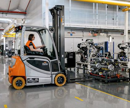 Industrial trucks for luxury cars: Optimized logistics for super sports cars Industrial trucks for luxury cars: Optimized logistics for super sports cars