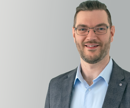 Bernhard Reiter verantwortet alsProduktmanager bei der Codesys Group die Aktivitäten rund um Künstliche Intelligenz. Codesys verfolgt einen pragmatischen KI-Ansatz: Statt unberechenbarer Steuerungslogik setzt das Unternehmen auf Assistenzsysteme. Ob Chatbot, automatisierte Codevorschläge oder Fehlerbehebung –Entwickler sollen spürbar Zeit sparen, produktiver arbeiten und mehr Spaß haben. Bernhard Reiter erklärt den Ansatz.