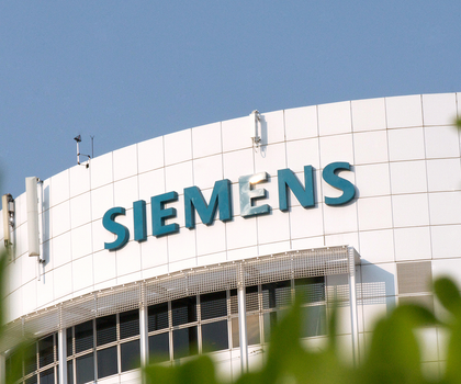 Siemens Firmenlogo auf Firmengebäude als Symbolbild für Siemens Quartalszahlen Q4/2025