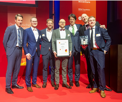 Award for Schaeffler: German Innovation Awards for Schaeffler's Industrial Metaverse Klaus Rosenfeld (third from right) and the Schaeffler project team accept the German Innovation Award in the "Large Companies" category.