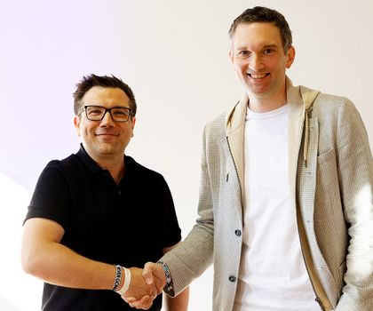 Andreas Nauerz (Chief Product Officer IONOS) und Michael Förtsch (CEO Q.ANT) vereinbaren die strategische Partnerschaft für nachhaltiges photonisches Computing für europäische KI-Souveränität.