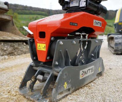 MTS-Wechseladapter - das "Schweizer Taschenmesser" unter den Anbauverdichtern Ein MTS-Wechseladapter-Verdichter in Ruheposition auf einem Kiesboden