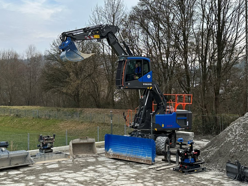Echte Spezialmaschine: der Volvo EW220E des Bildungszentrum Geradstetten Echte Spezialmaschine: der Volvo EW220E des Bildungszentrum Geradstetten