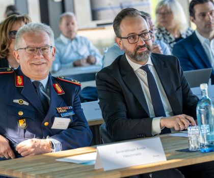 Fraunhofer FKIE eröffnet Standort in Leipzig für Verteidigungs- und Sicherheitsforschung Mehr als 150 Teilnehmende aus Politik, Wissenschaft, Industrie sowie von NATO, Bundeswehr und Behörden und Organisationen mit Sicherheitsaufgaben waren der Einladung des Fraunhofer FKIE gefolgt. Zu den Unterstützern und Gästen zählten auch Generalmajor Armin Fleischmann, Abteilungsleiter Planung CIR und Digitalisierung der Bundeswehr im Kommando Cyber- und Informationsraum, sowie der sächsiche Wissenschaftsminister Sebastian Gemkow (v.l.n.r.).