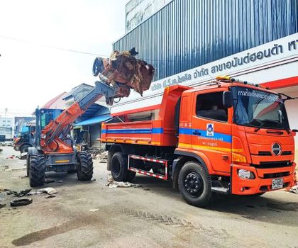 Paus-Lader Ein Paus-Lader belädt einen Muldenkipper in Thailand