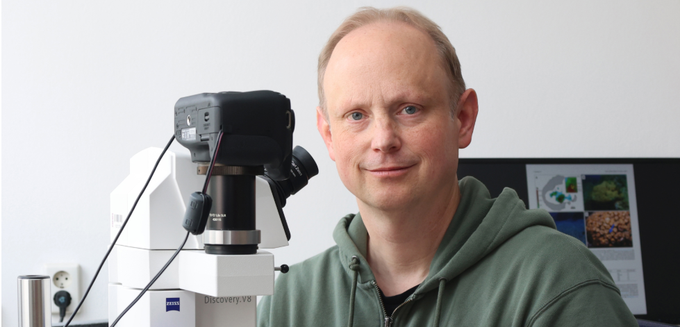 Erstautor Dr. Lars Reuning aus dem Institut für Geowissenschaften der CAU untersucht die Sedimentproben im Labor mit Hilfe von spektroskopischen Methoden. Diese helfen, die Größe, Form und Polymerart von Mikroplastik zu bestimmen.
