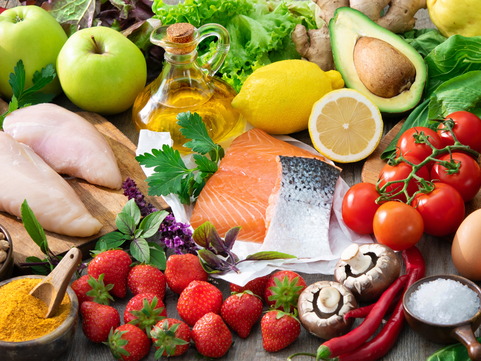 Warum gesunde Ernährung bei jedem anders wirkt Nahrungmittel auf einem Tisch