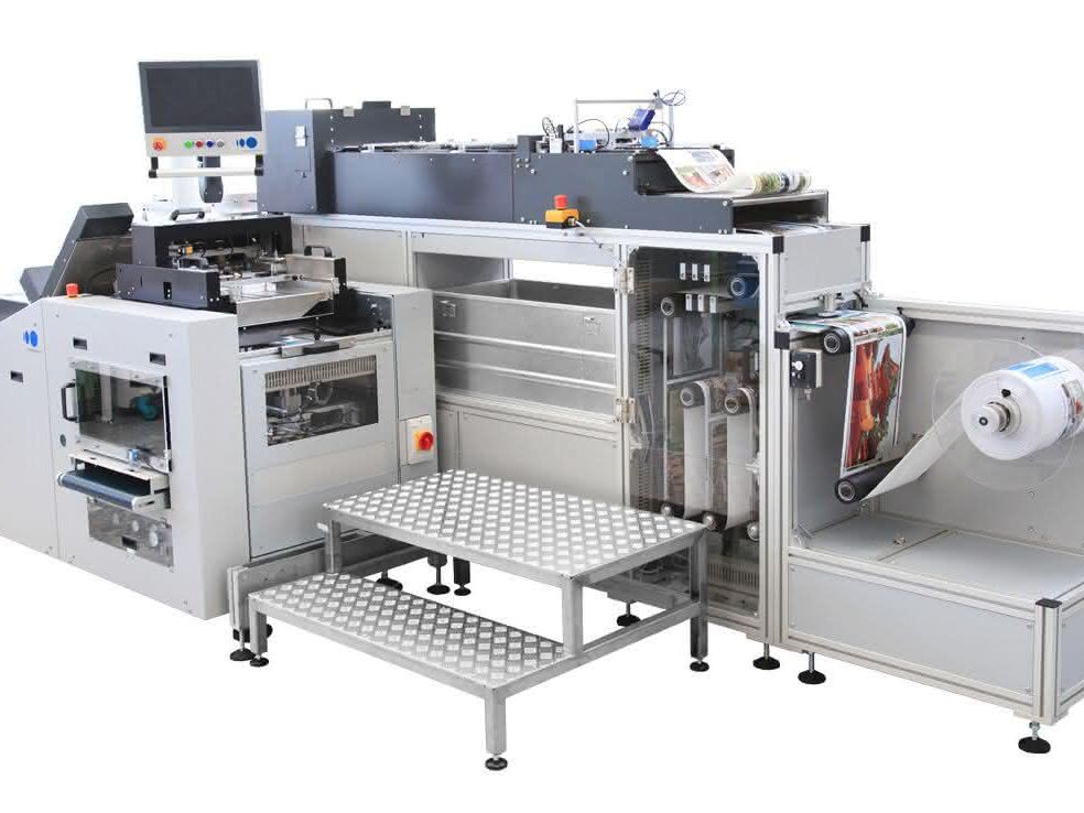 Automatic book production: Laser sensor technology optimizes photo book production