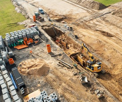 Schacht-in Schacht Verfahren von Rehau punktet in wasserführenden Schichten Komplexe Schachtsanierung im Gewerbegebiet Rossendorf bei Dresden