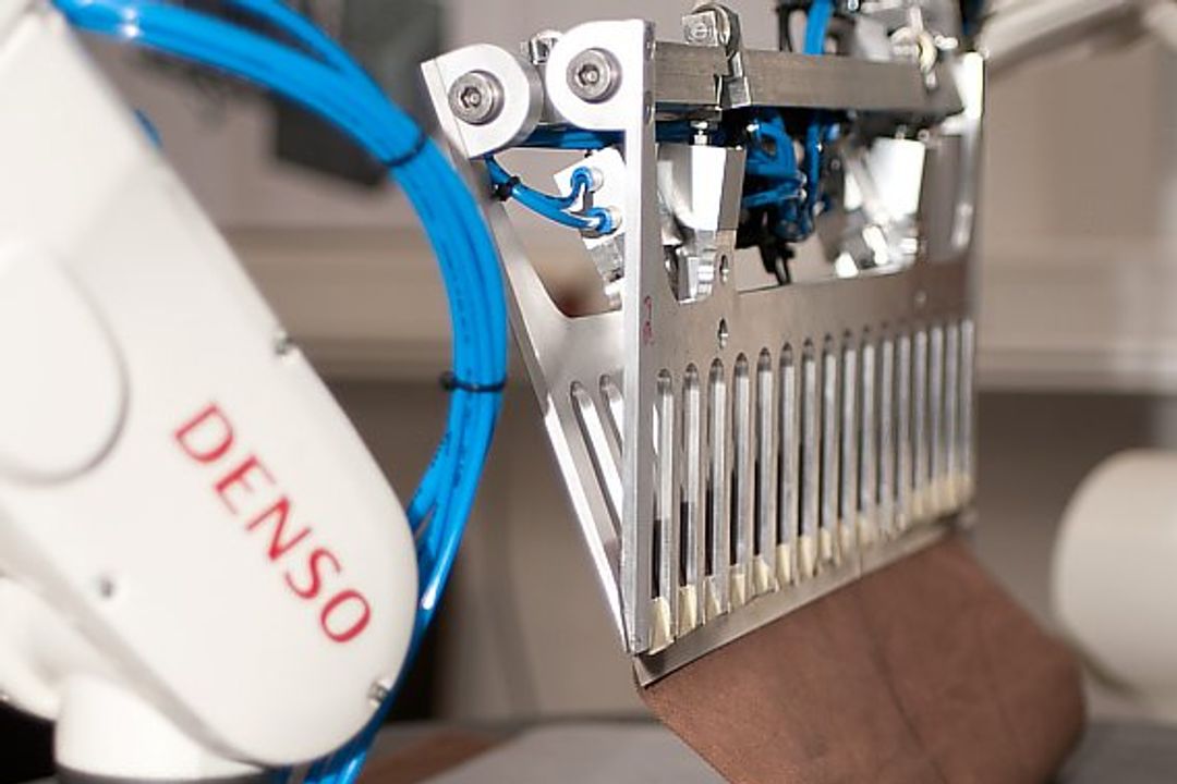 Roboter faltet Servietten Roboter faltet Servietten