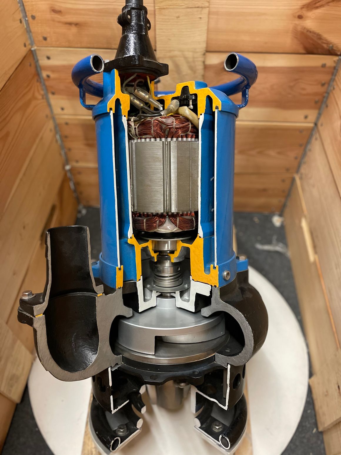 Schnittmodell einer GPN-Pumpe, als Hingucker bereitgestellt für die Steinexpo: Die Baureihe von Tsurumi verkraftet reichlich Sediment im Wasserstrom - interessant ist der Lauf durchs Gehäuse